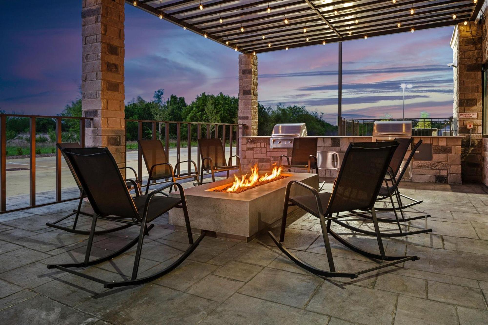 Fairfield Inn & Suites By Marriott Corinth South Denton Area Bagian luar foto